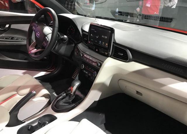 搭2.0t发动机 现代新veloster飞思车展亮相