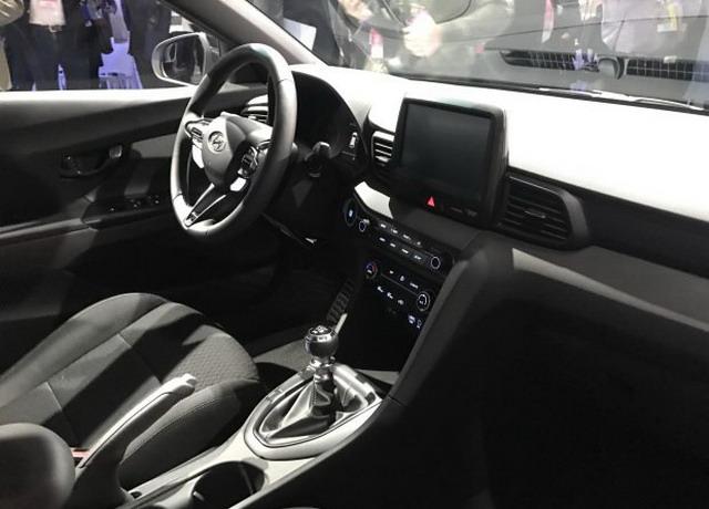 搭2.0t发动机 现代新veloster飞思车展亮相