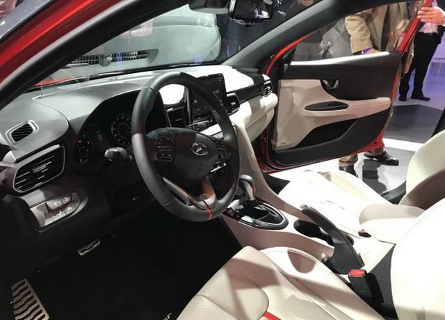 搭2.0t发动机 现代新veloster飞思车展亮相